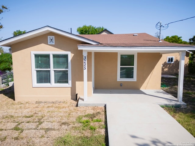 view of front of property featuring a patio