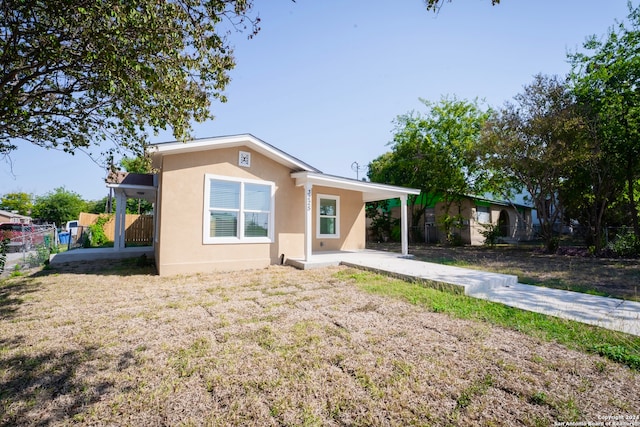 view of front of property featuring a front yard