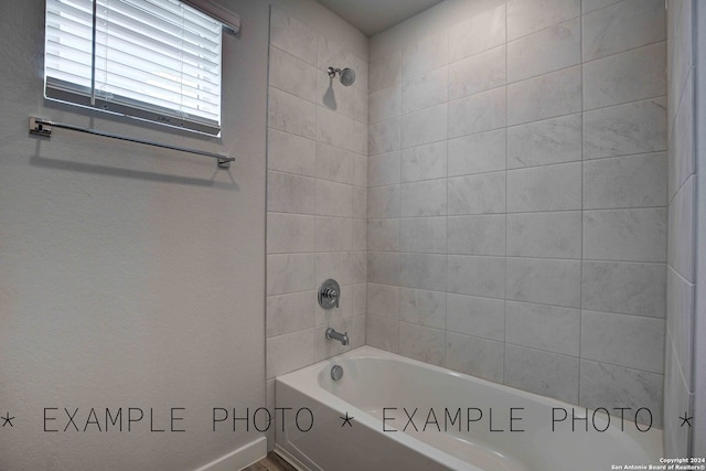 bathroom with tiled shower / bath combo