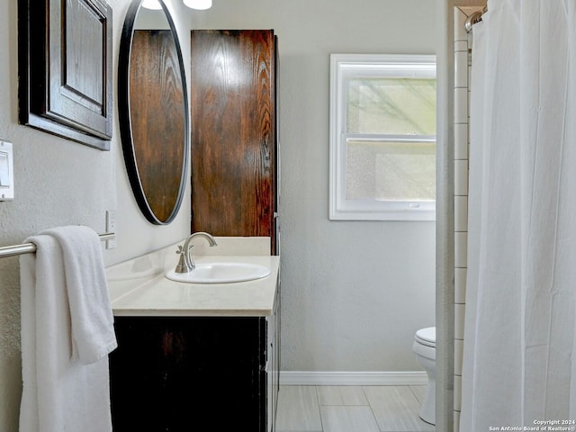 bathroom featuring a shower with curtain, vanity, and toilet