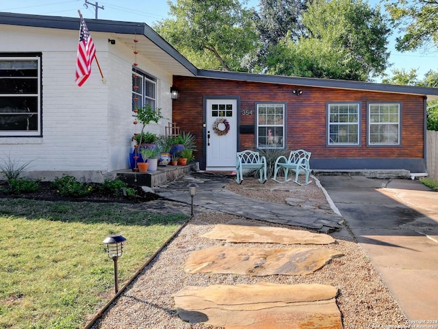 view of front of property with a patio and a front lawn