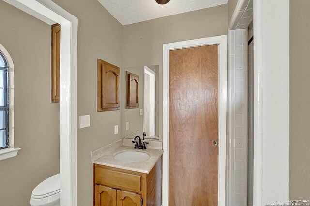 6776 Green Valley Rd, Cibolo, TX 78108 - unfurnished room with wood finished floors, arched walkways, baseboards, a textured ceiling, and ceiling fan