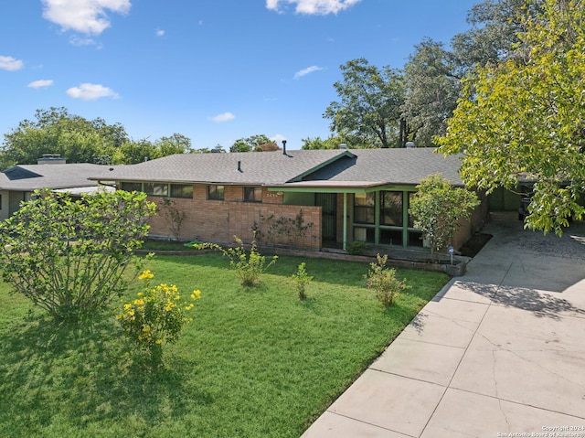 ranch-style house featuring a front yard