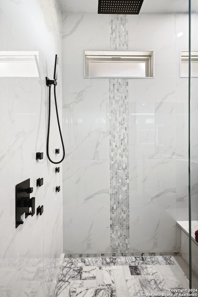 bathroom featuring tiled shower