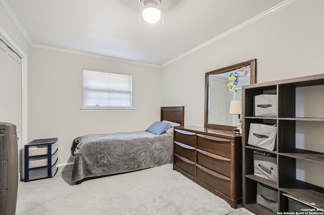 bedroom with crown molding, carpet flooring, and ceiling fan