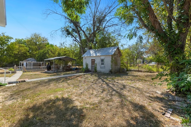 view of yard with a storage unit