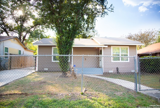 bungalow-style house featuring a front lawn