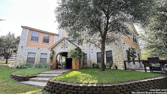 view of front of home featuring a front lawn