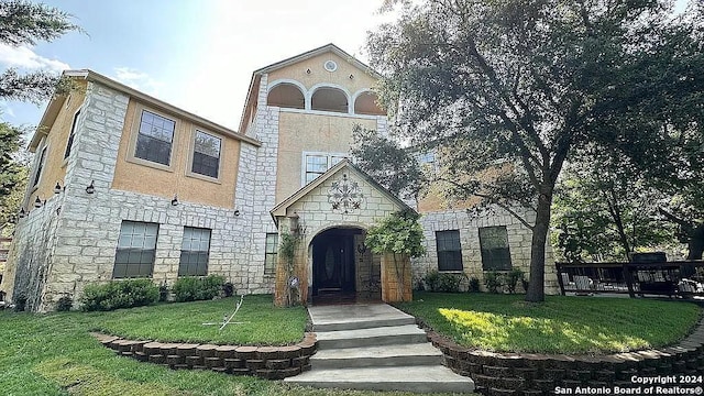 view of front of house featuring a front lawn