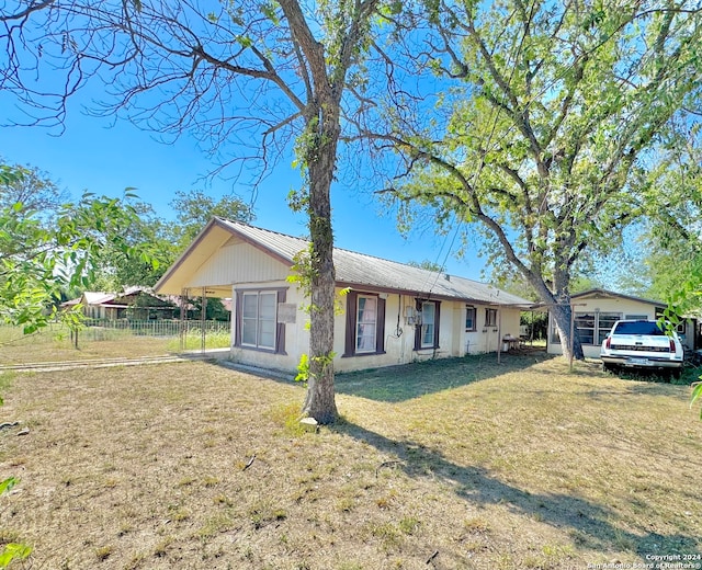 ranch-style home featuring a front lawn