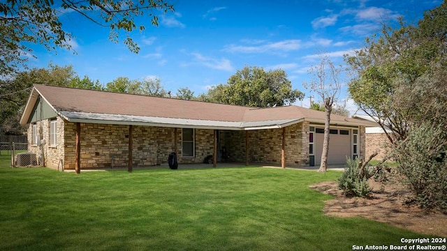 view of front facade featuring a front yard and a garage