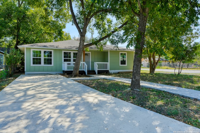 ranch-style home with a porch