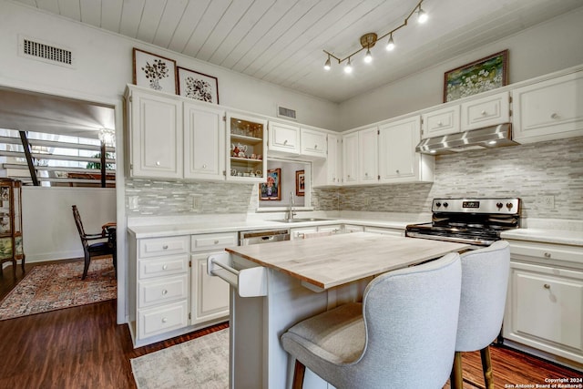 kitchen featuring a breakfast bar, sink, white cabinetry, appliances with stainless steel finishes, and a kitchen island