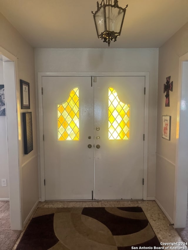 foyer featuring an inviting chandelier