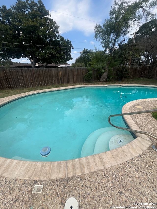 view of swimming pool