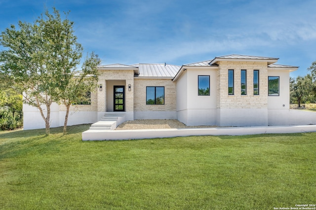 view of front facade featuring a front yard