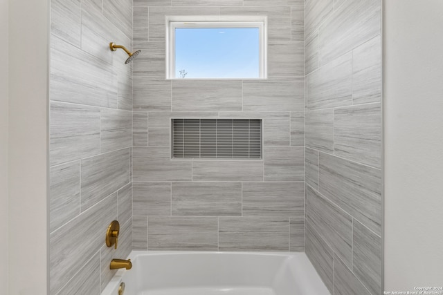 bathroom with tiled shower / bath combo