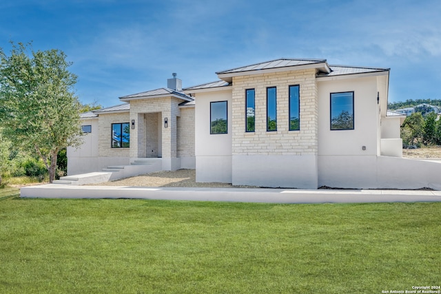 view of front of property featuring a front yard