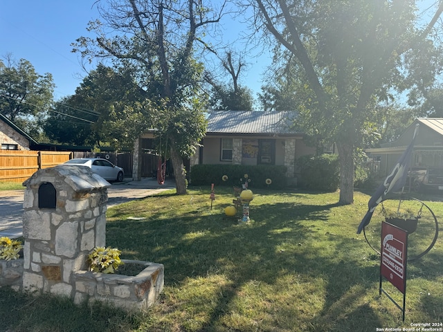 view of front of property featuring a front lawn