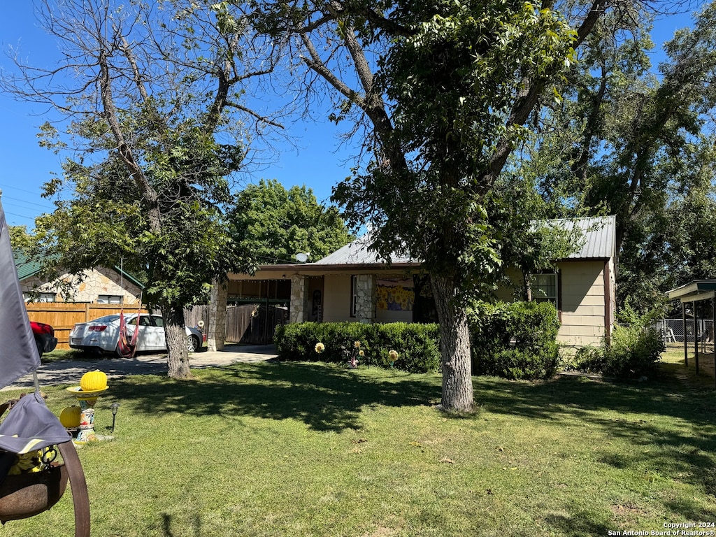 view of front of house with a front lawn