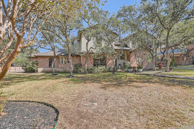 view of front of property featuring a front lawn