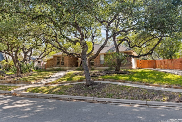 view of front of house featuring a front yard