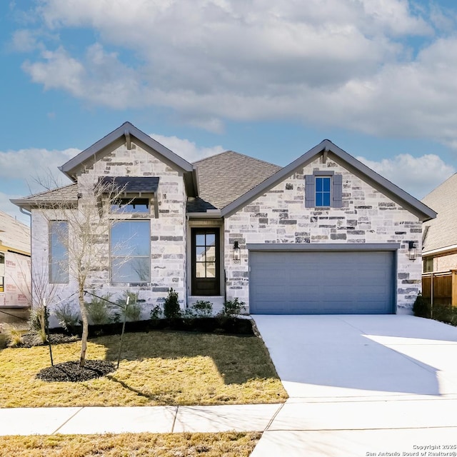 view of front of home featuring a front yard