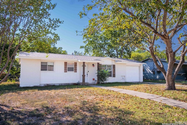 single story home featuring a front yard