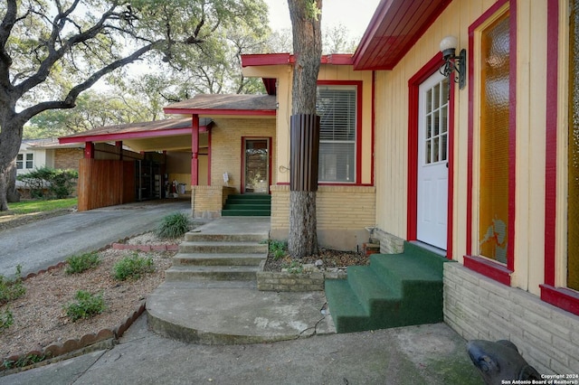 property entrance featuring a carport