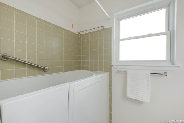 bathroom with tiled shower / bath combo