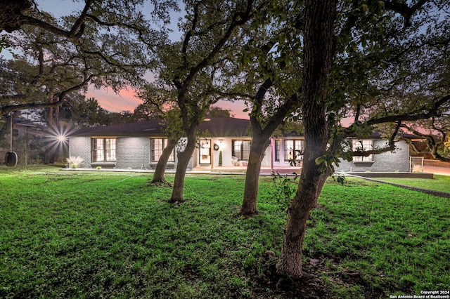 view of front of home featuring a lawn