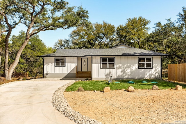 ranch-style house featuring a front lawn