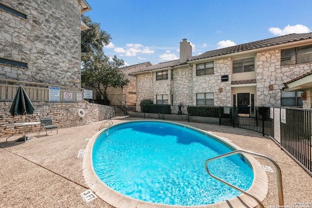 view of swimming pool