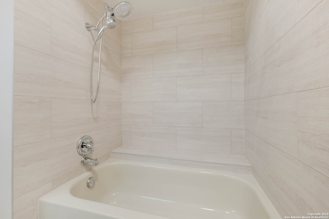 bathroom featuring tiled shower / bath combo