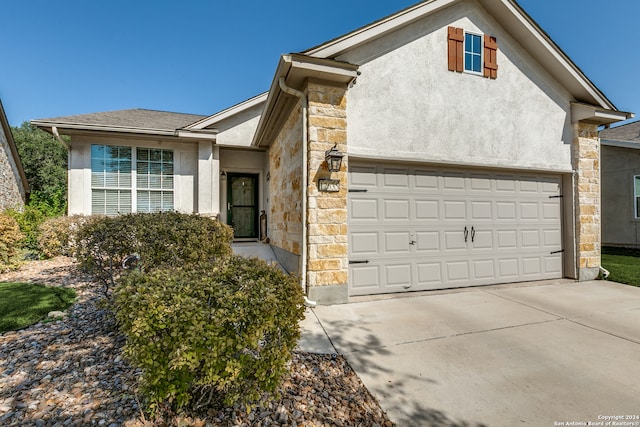 view of front facade featuring a garage