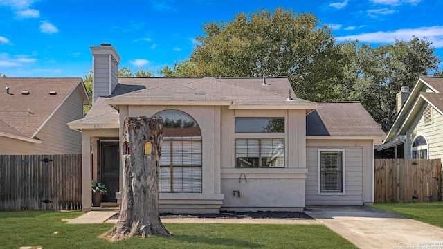 view of front of property featuring a front yard