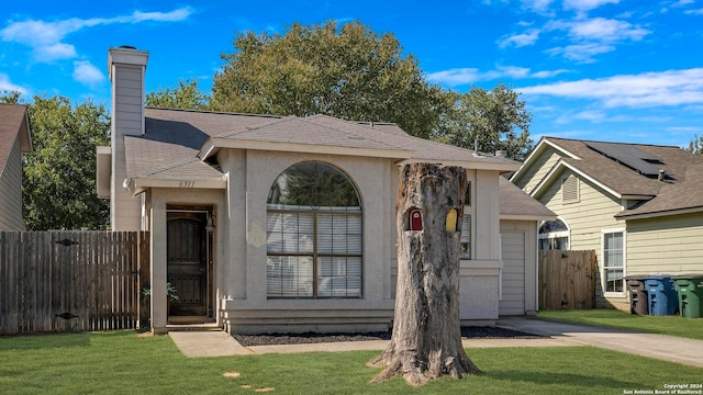 view of front of property featuring a front yard