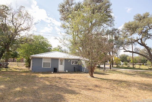 view of front of property with a front yard