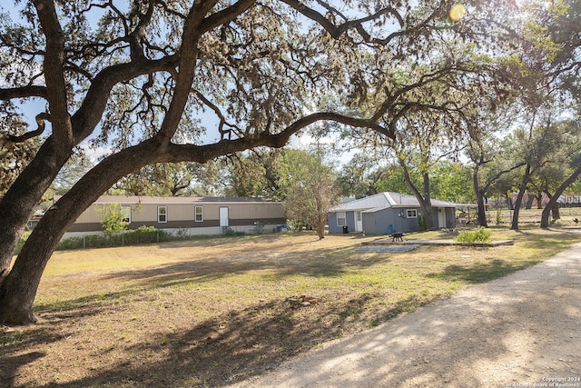 view of front of home featuring a front yard