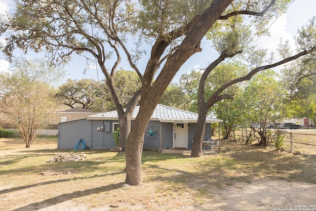 view of front of property featuring a front lawn