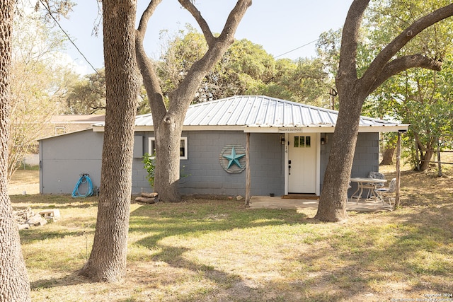 ranch-style house with a front lawn