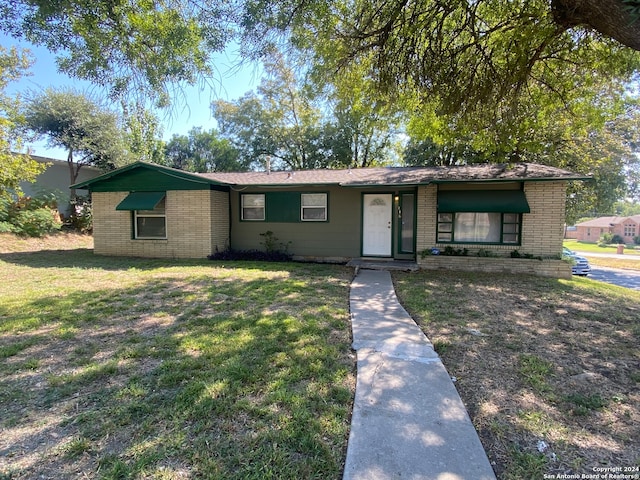 ranch-style house with a front yard