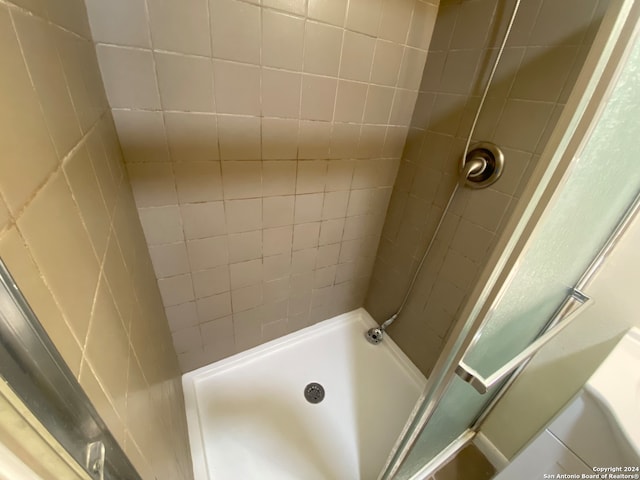 bathroom with tiled shower / bath