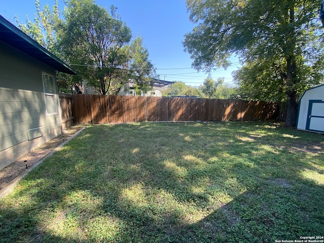 view of yard featuring a storage shed