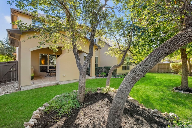 view of yard featuring a patio