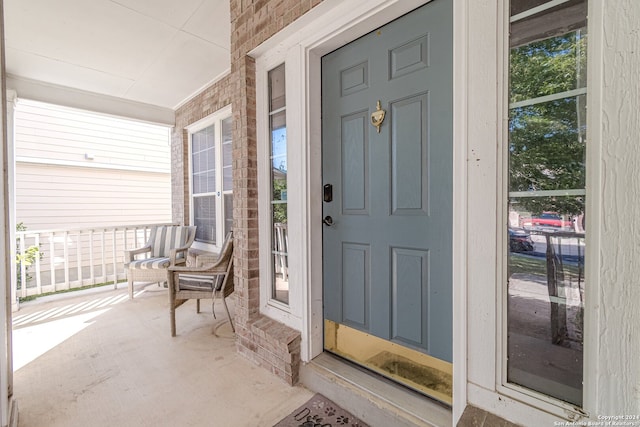 property entrance featuring a porch