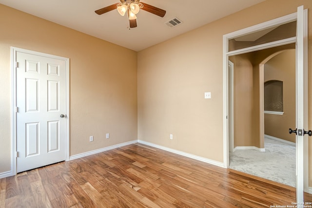 unfurnished room featuring light wood-type flooring and ceiling fan