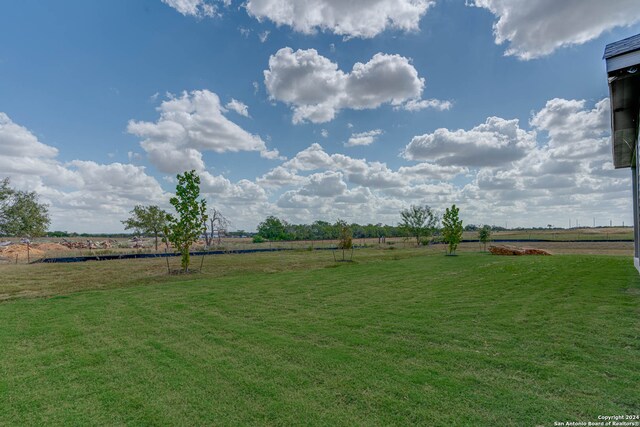 view of yard featuring a rural view