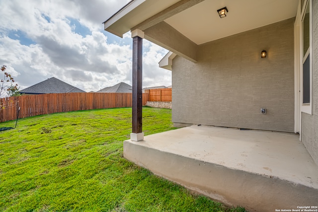 view of yard featuring a patio