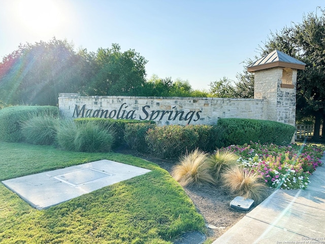 community sign with a yard